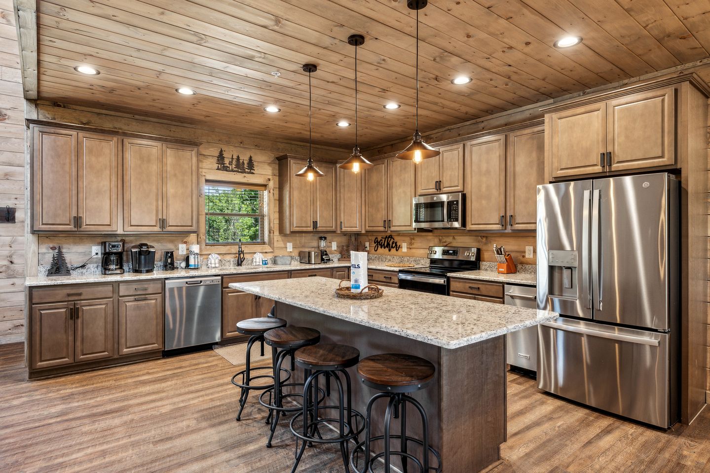Fantastic Wooden Cabin with Pool Table and Hot-tub in Sevierville, Tennessee