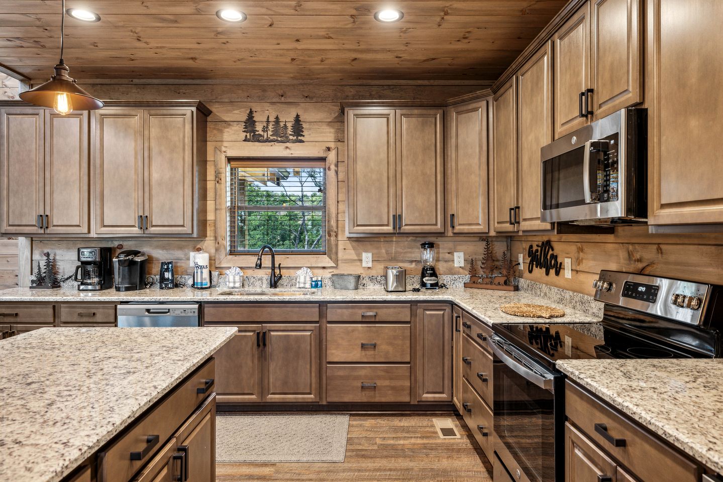 Fantastic Wooden Cabin with Pool Table and Hot-tub in Sevierville, Tennessee