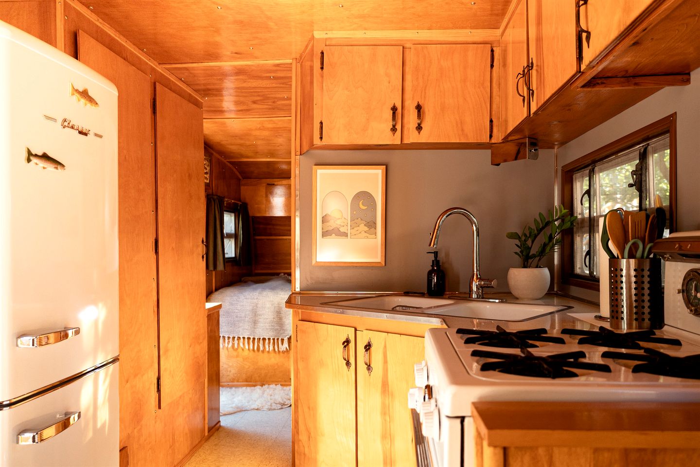 Vintage Riverfront Glamping in a Boles Trailer – Hot Tub & Private River Access Near Kernville, CA