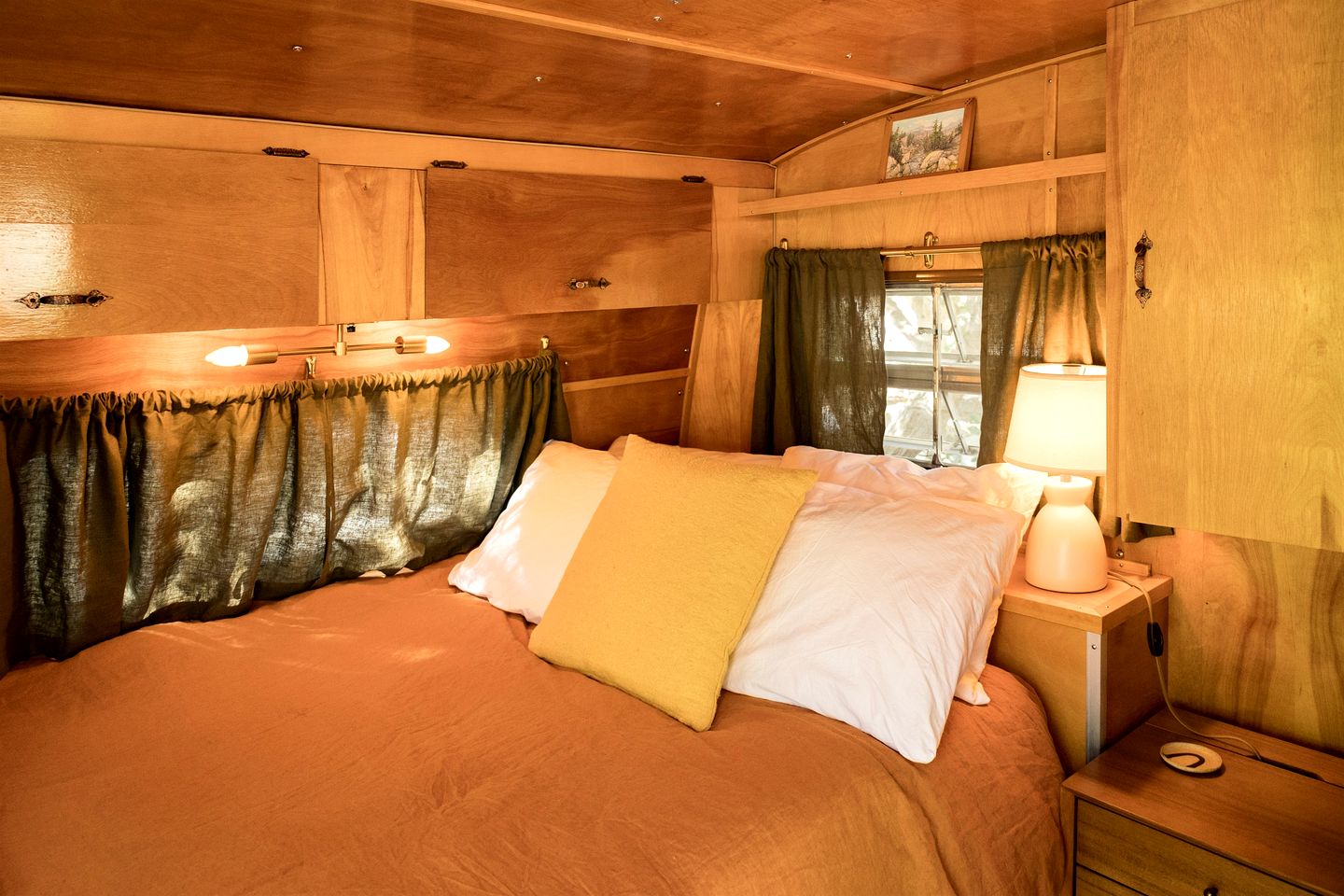 Vintage Riverfront Glamping in a Boles Trailer – Hot Tub & Private River Access Near Kernville, CA
