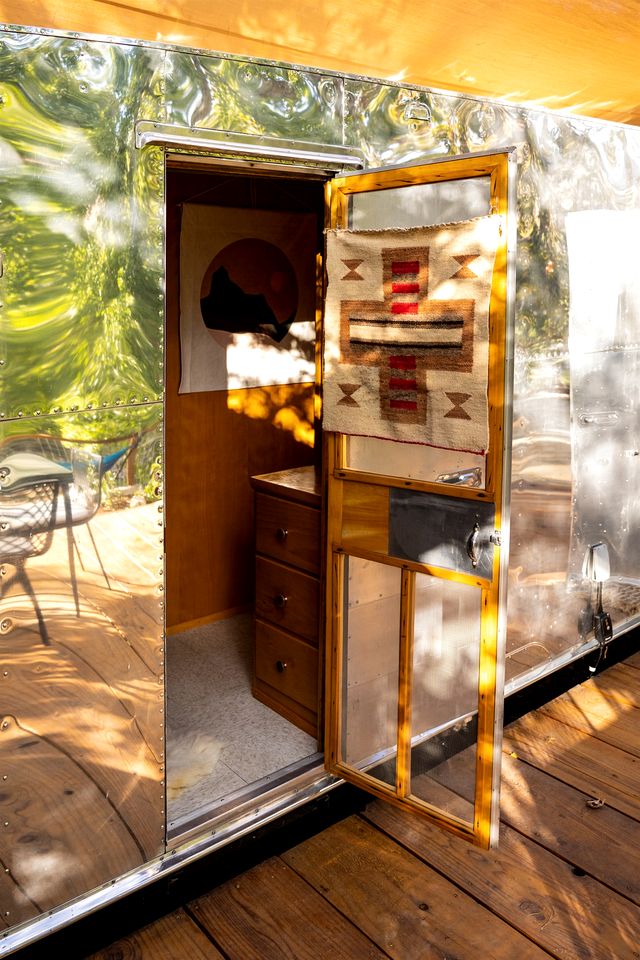 Vintage Riverfront Glamping in a Boles Trailer – Hot Tub & Private River Access Near Kernville, CA