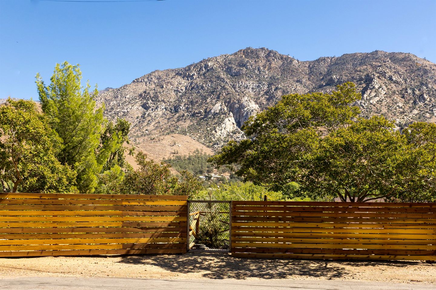 Vintage Riverfront Glamping in a Boles Trailer – Hot Tub & Private River Access Near Kernville, CA