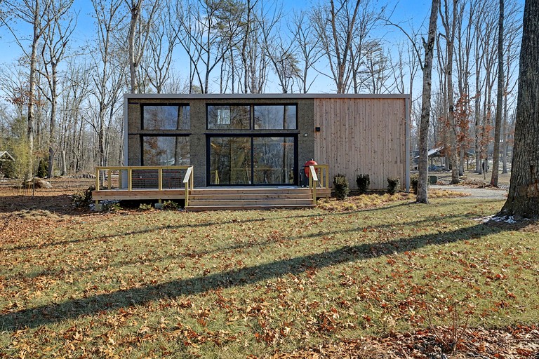 Contemporary Forest Hideaway with Stunning Glass Architecture in Tracy, Tennessee
