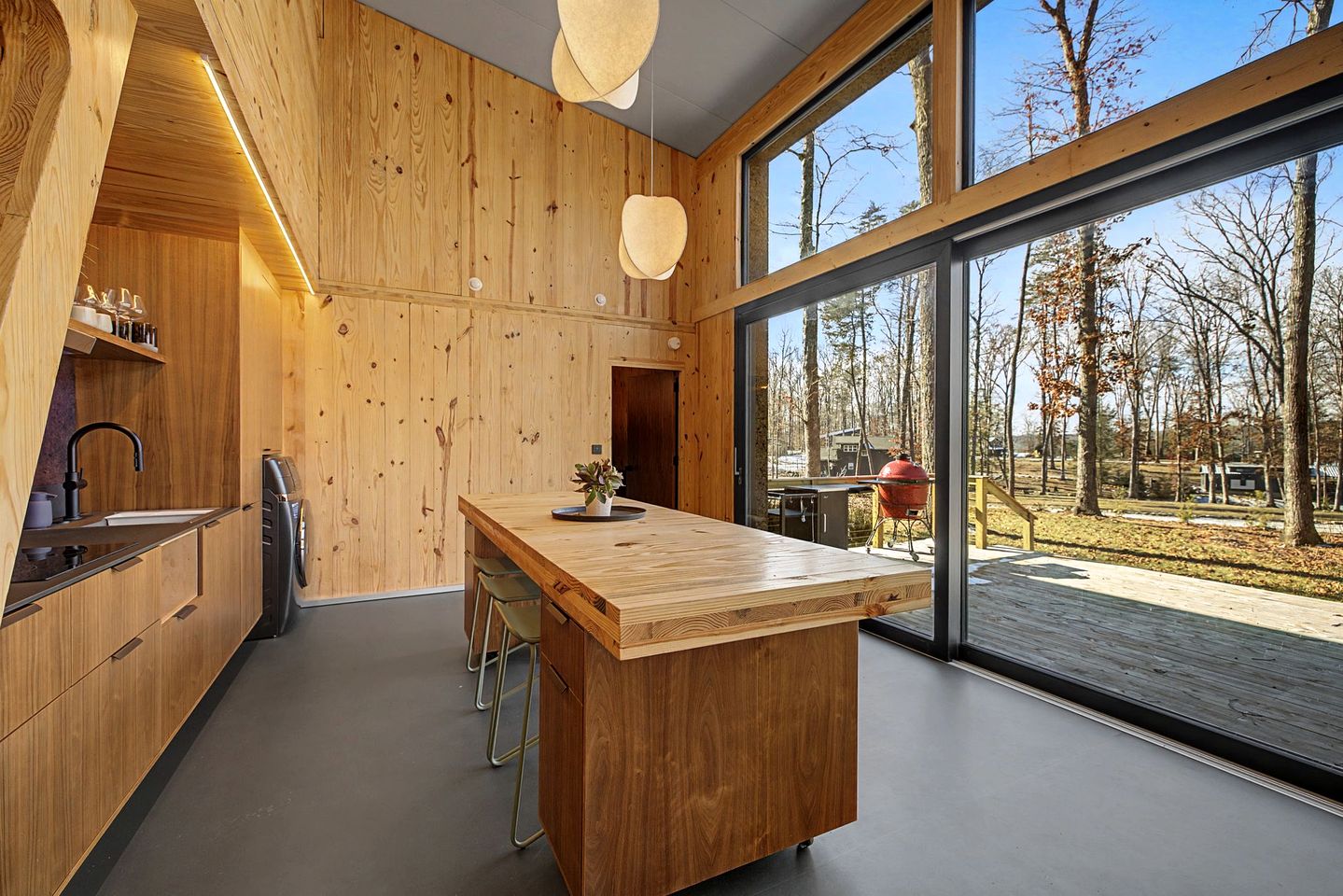 Contemporary Forest Hideaway with Stunning Glass Architecture in Tracy, Tennessee