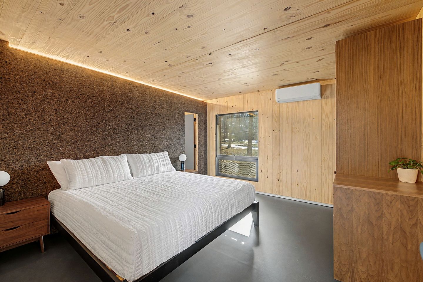 Contemporary Forest Hideaway with Stunning Glass Architecture in Tracy, Tennessee