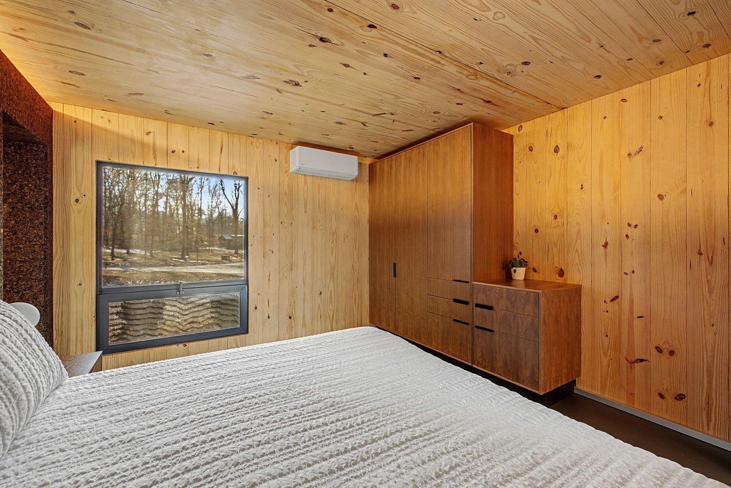 Contemporary Forest Hideaway with Stunning Glass Architecture in Tracy, Tennessee