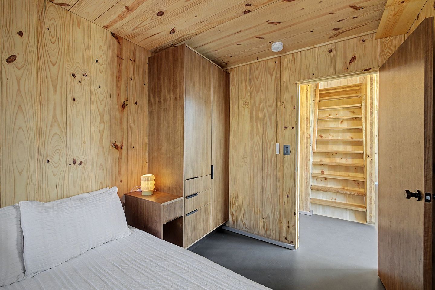 Contemporary Forest Hideaway with Stunning Glass Architecture in Tracy, Tennessee