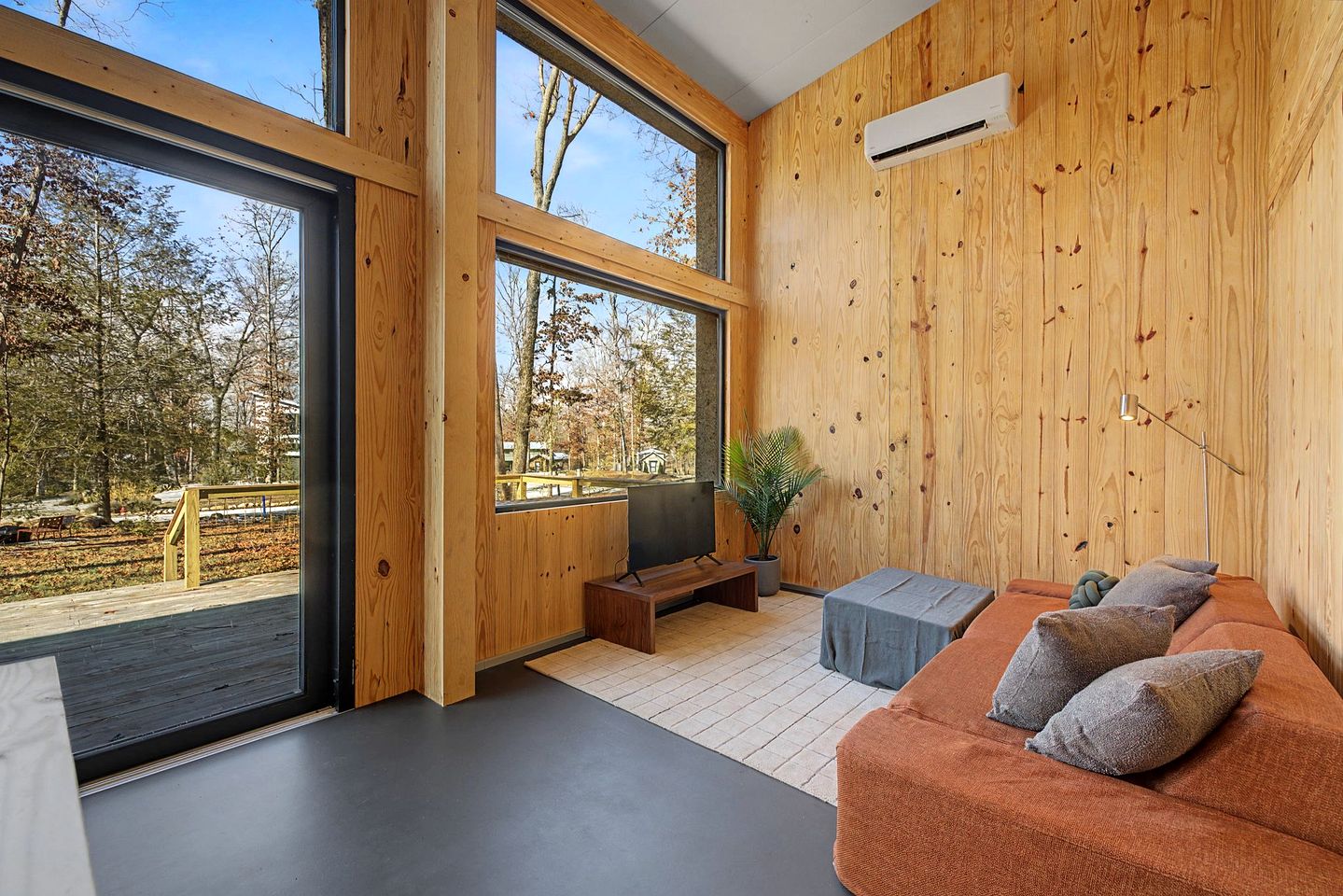 Contemporary Forest Hideaway with Stunning Glass Architecture in Tracy, Tennessee