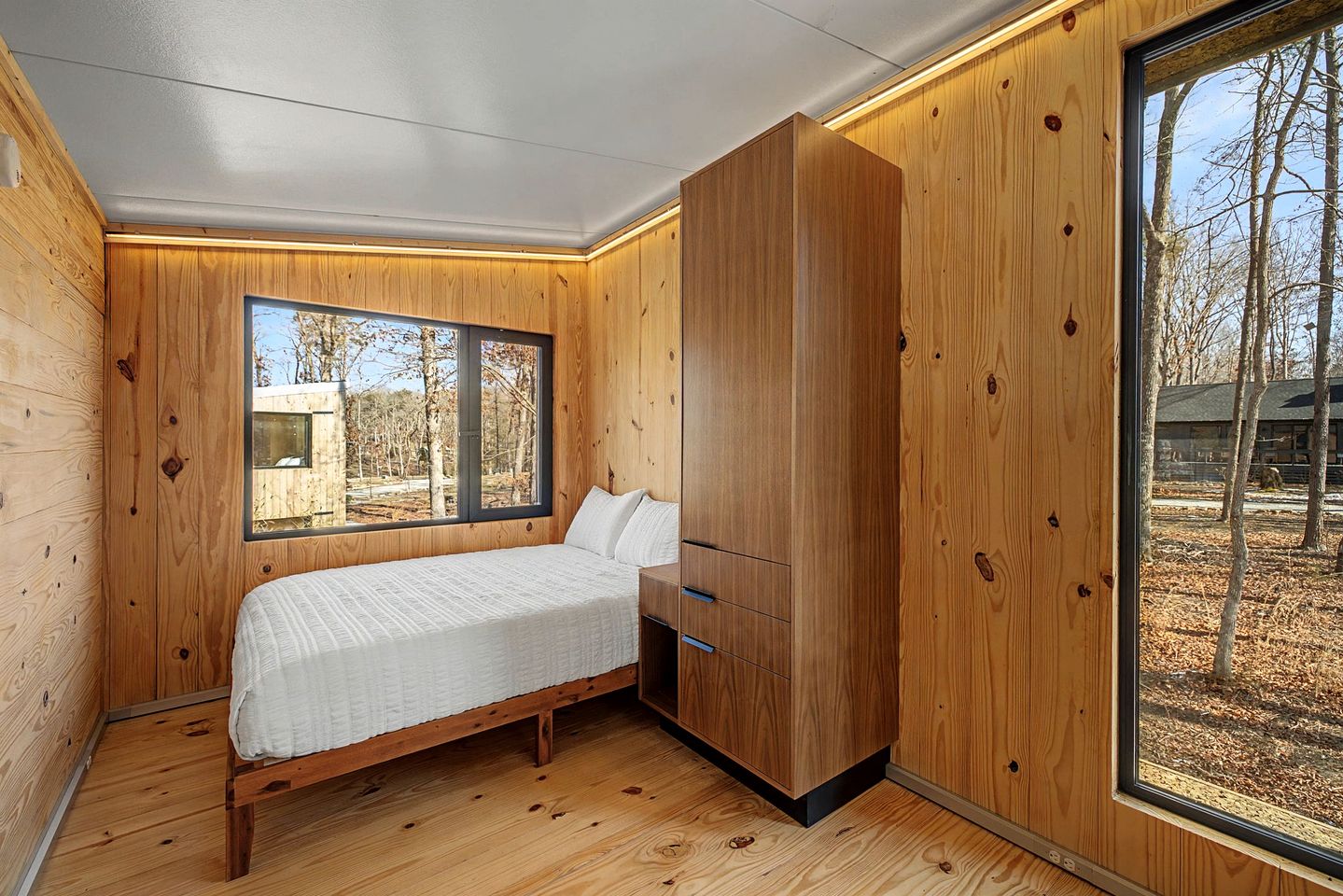 Contemporary Forest Hideaway with Stunning Glass Architecture in Tracy, Tennessee