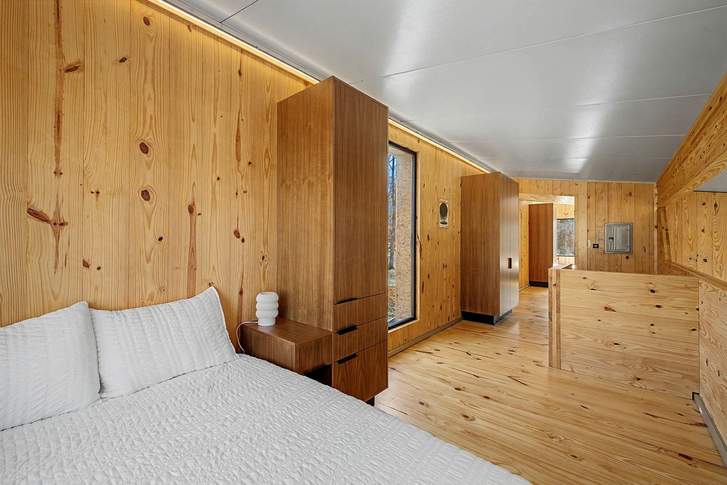 Contemporary Forest Hideaway with Stunning Glass Architecture in Tracy, Tennessee