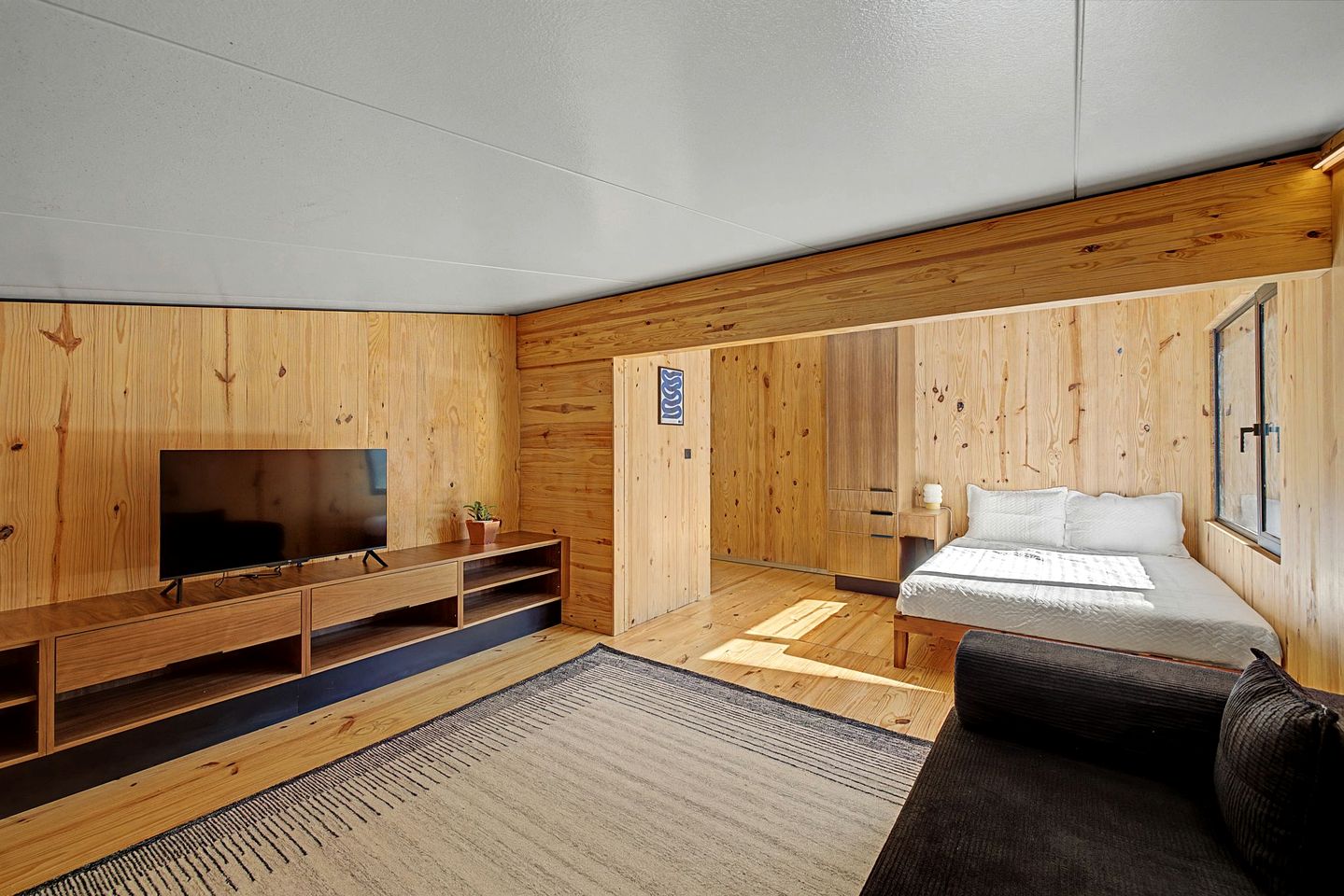 Contemporary Forest Hideaway with Stunning Glass Architecture in Tracy, Tennessee