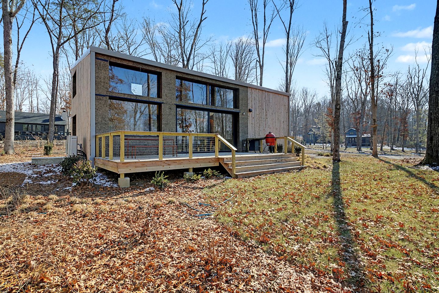 Contemporary Forest Hideaway with Stunning Glass Architecture in Tracy, Tennessee