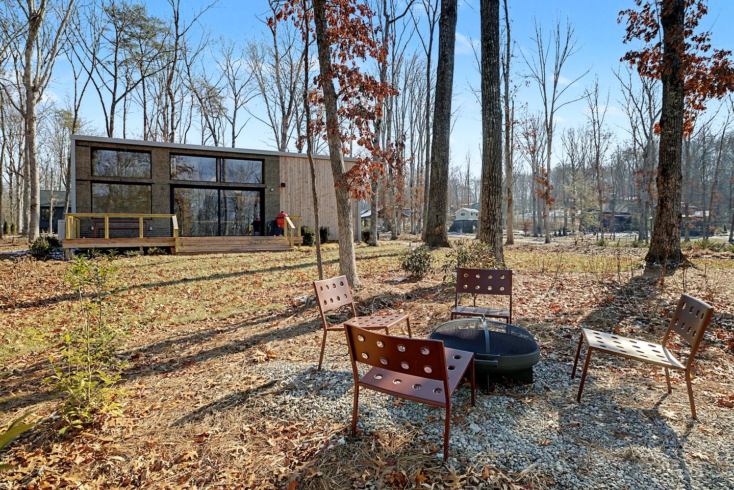 Contemporary Forest Hideaway with Stunning Glass Architecture in Tracy, Tennessee