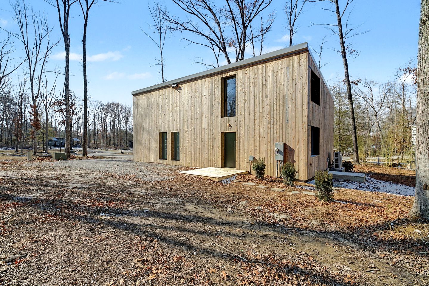 Contemporary Forest Hideaway with Stunning Glass Architecture in Tracy, Tennessee