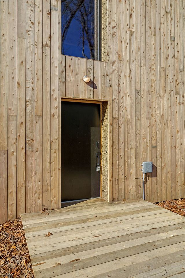 Contemporary Forest Hideaway with Stunning Glass Architecture in Tracy, Tennessee