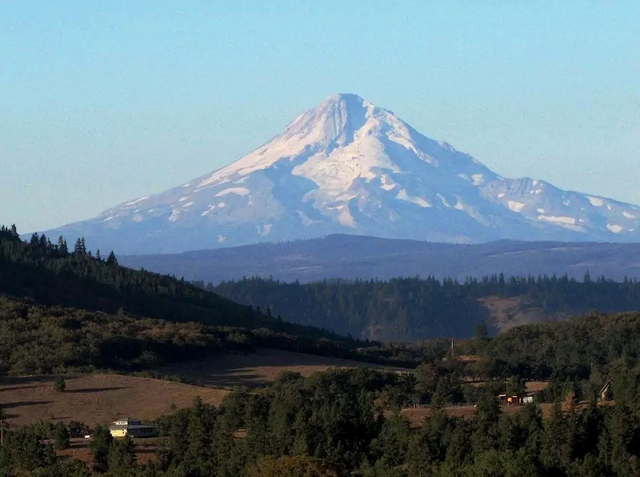 Classy Pet-Friendly Nature Lodge With a Hot Tub in Lyle, Washington