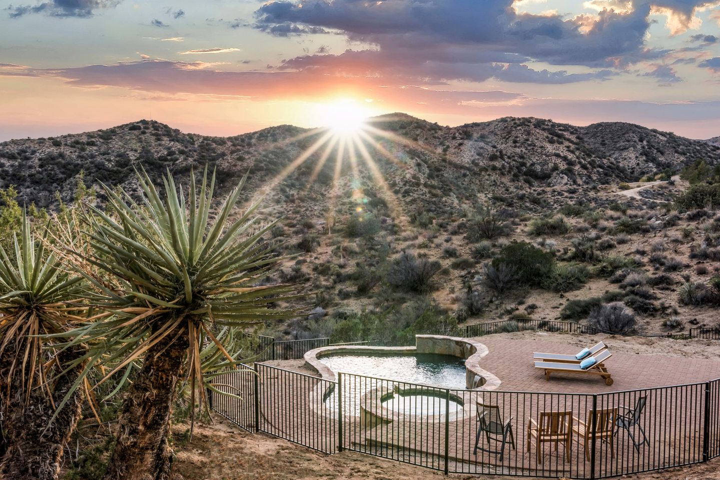 Wonderful Pet Friendly Vacation Rental with Spa Pool and Barbecue in Morongo Valley, California