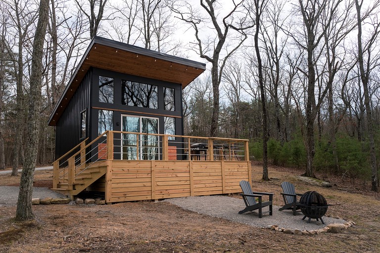 Cozy Secluded Studio Chalet with Outdoor Shower & Scenic Brow Views near Cloudland Canyon State Park, Menlo, Georgia