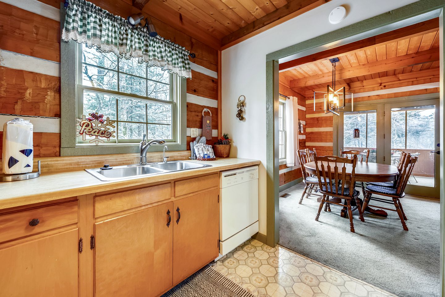 Lovely Glamping Getaways in this Comfortable Cabin Rental in Tennessee