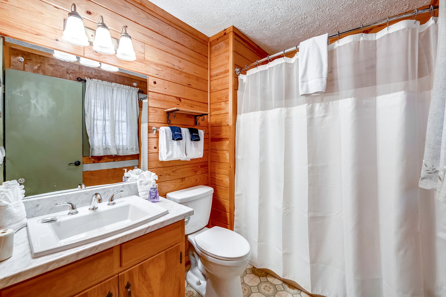Lovely Glamping Getaways in this Comfortable Cabin Rental in Tennessee
