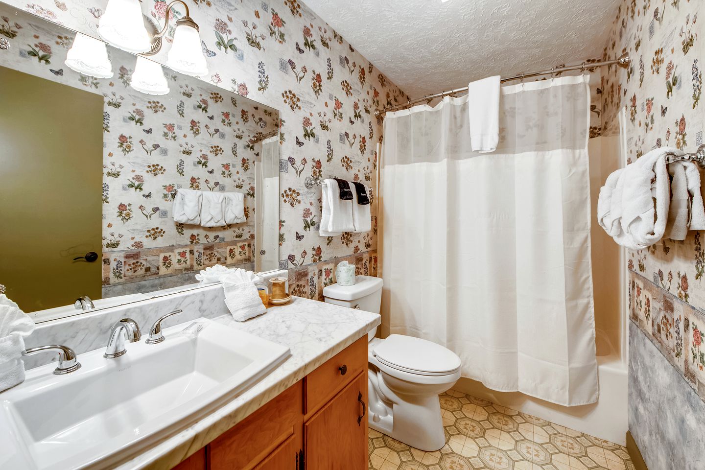 Lovely Glamping Getaways in this Comfortable Cabin Rental in Tennessee