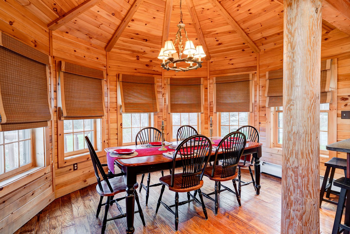 Fascinating Cabin with Game Room and Hot-tub in Spruce Lake, Vermont