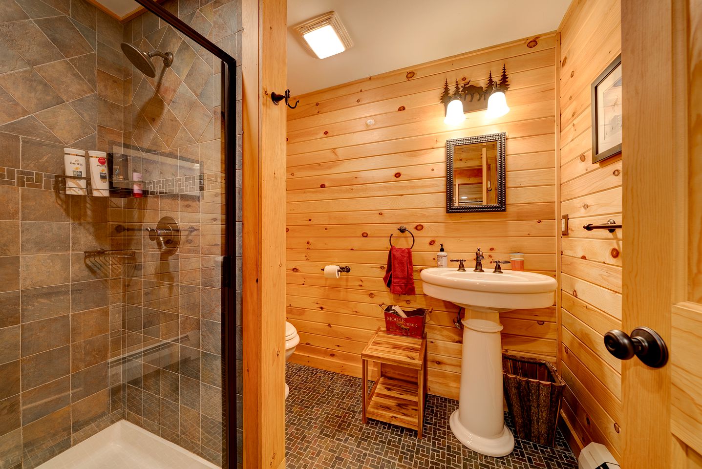 Fascinating Cabin with Game Room and Hot-tub in Spruce Lake, Vermont