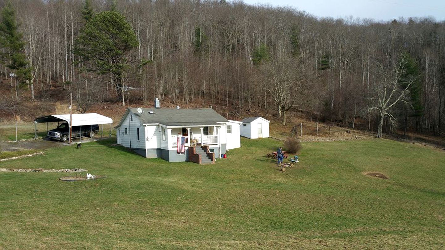 Lovely Mountain Cottage for a Getaway in Mouth of Wilson, Virginia