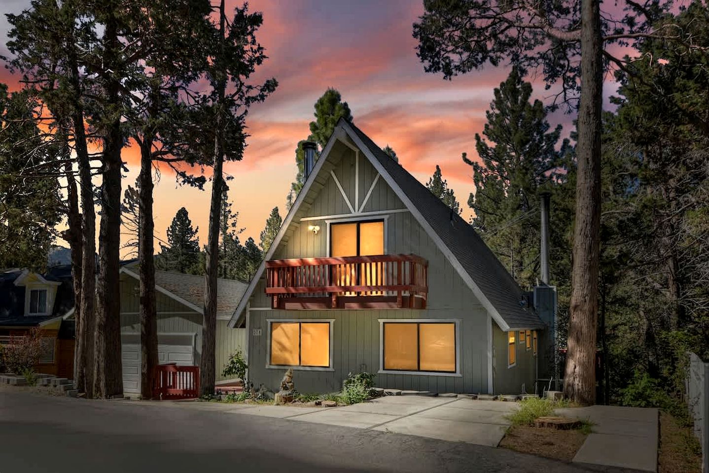 Cozy Mountain Cabin with Outdoor Spa, Bar, and Pool Table Near Big Bear Lake, CA