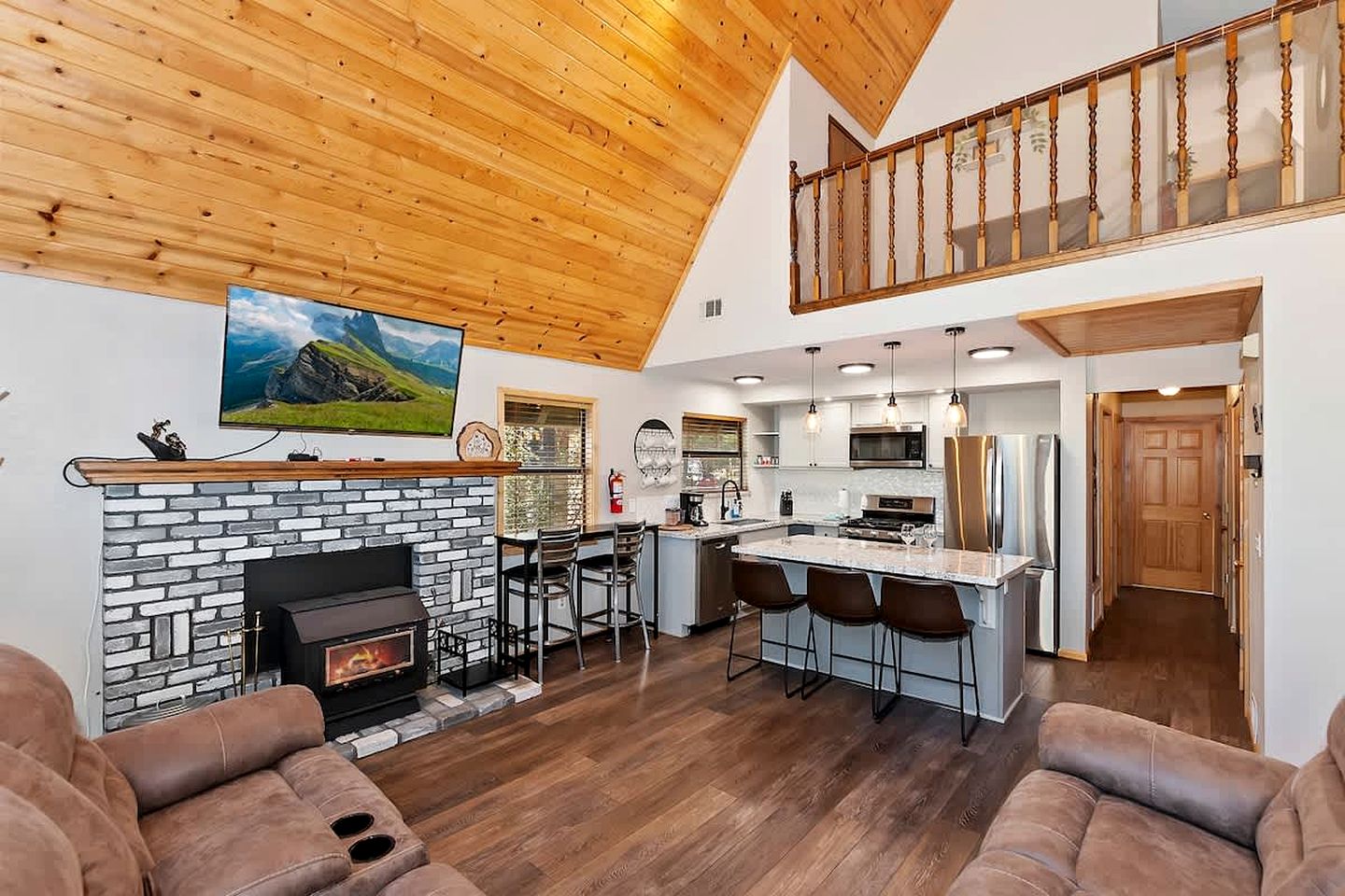 Cozy Mountain Cabin with Outdoor Spa, Bar, and Pool Table Near Big Bear Lake, CA