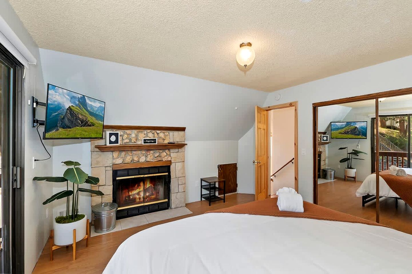 Cozy Mountain Cabin with Outdoor Spa, Bar, and Pool Table Near Big Bear Lake, CA