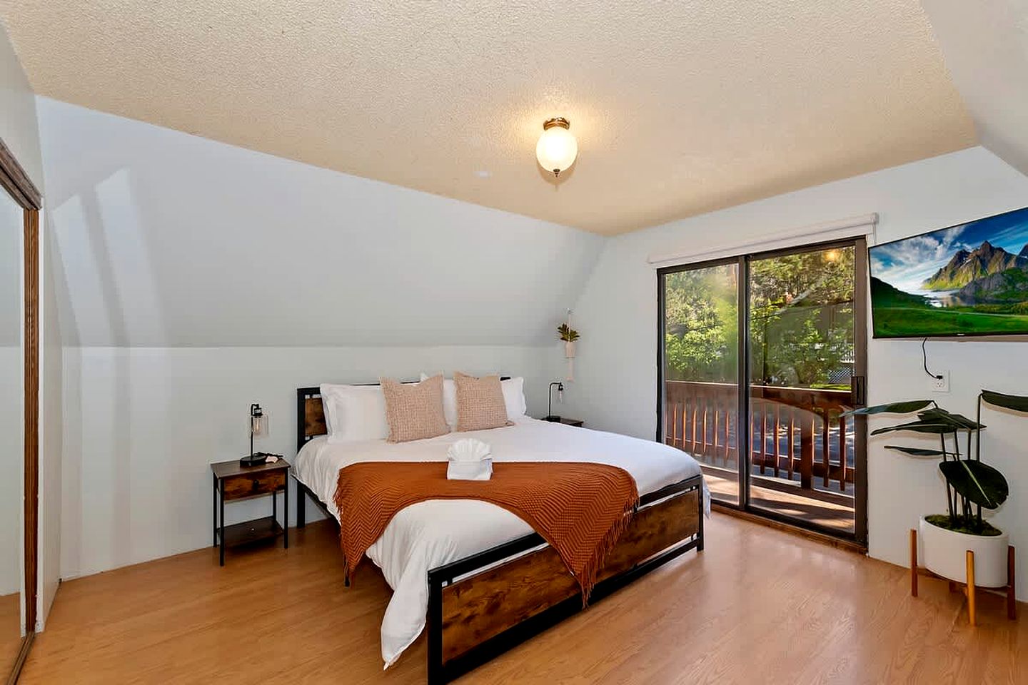 Cozy Mountain Cabin with Outdoor Spa, Bar, and Pool Table Near Big Bear Lake, CA