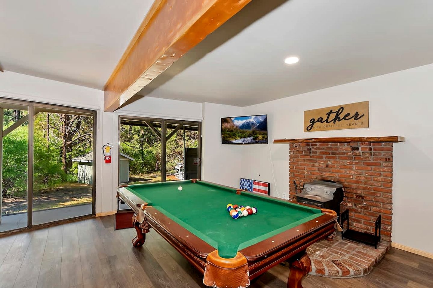 Cozy Mountain Cabin with Outdoor Spa, Bar, and Pool Table Near Big Bear Lake, CA