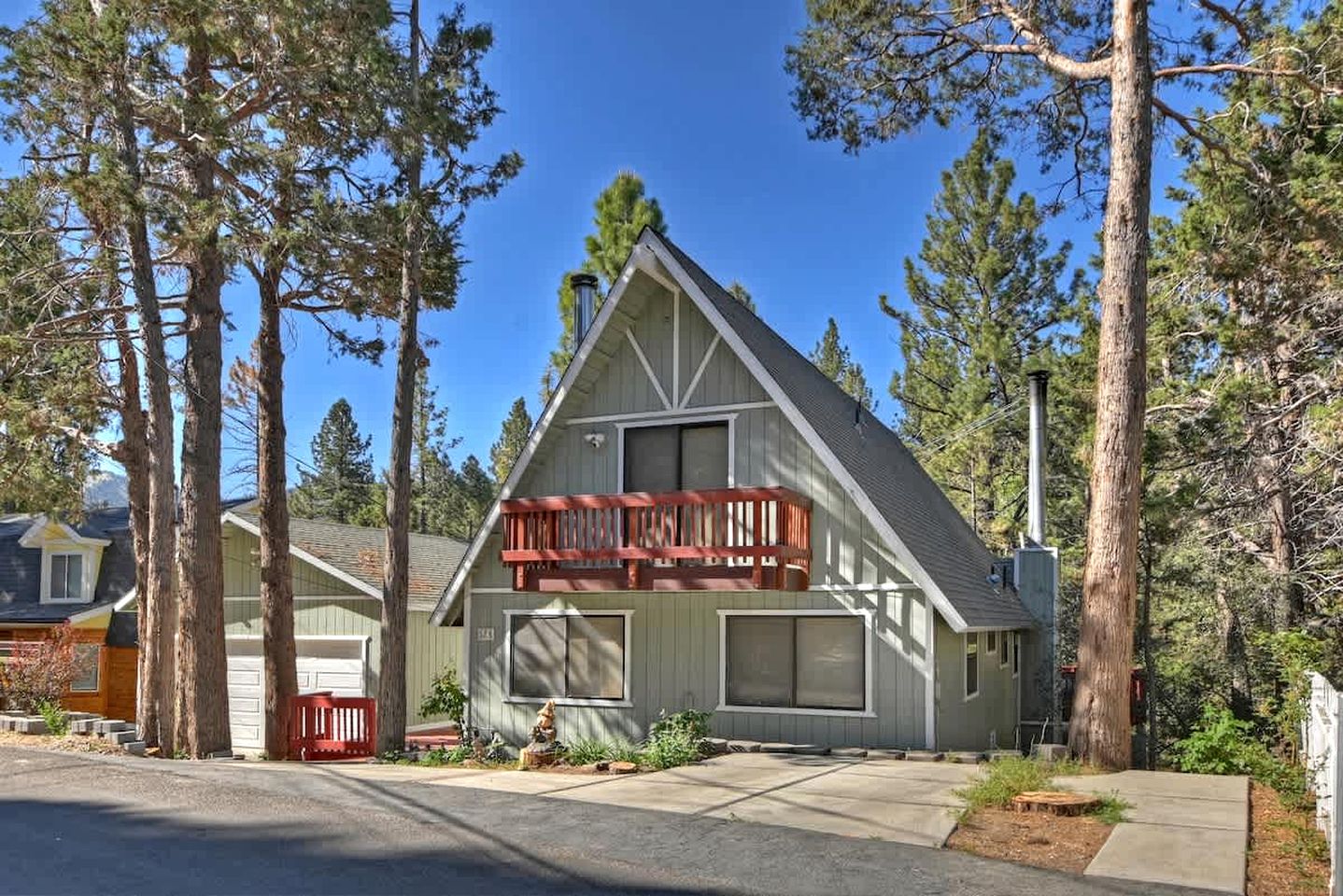 Cozy Mountain Cabin with Outdoor Spa, Bar, and Pool Table Near Big Bear Lake, CA