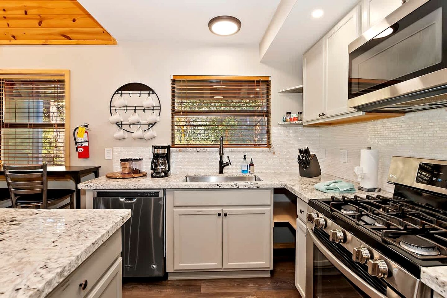 Cozy Mountain Cabin with Outdoor Spa, Bar, and Pool Table Near Big Bear Lake, CA