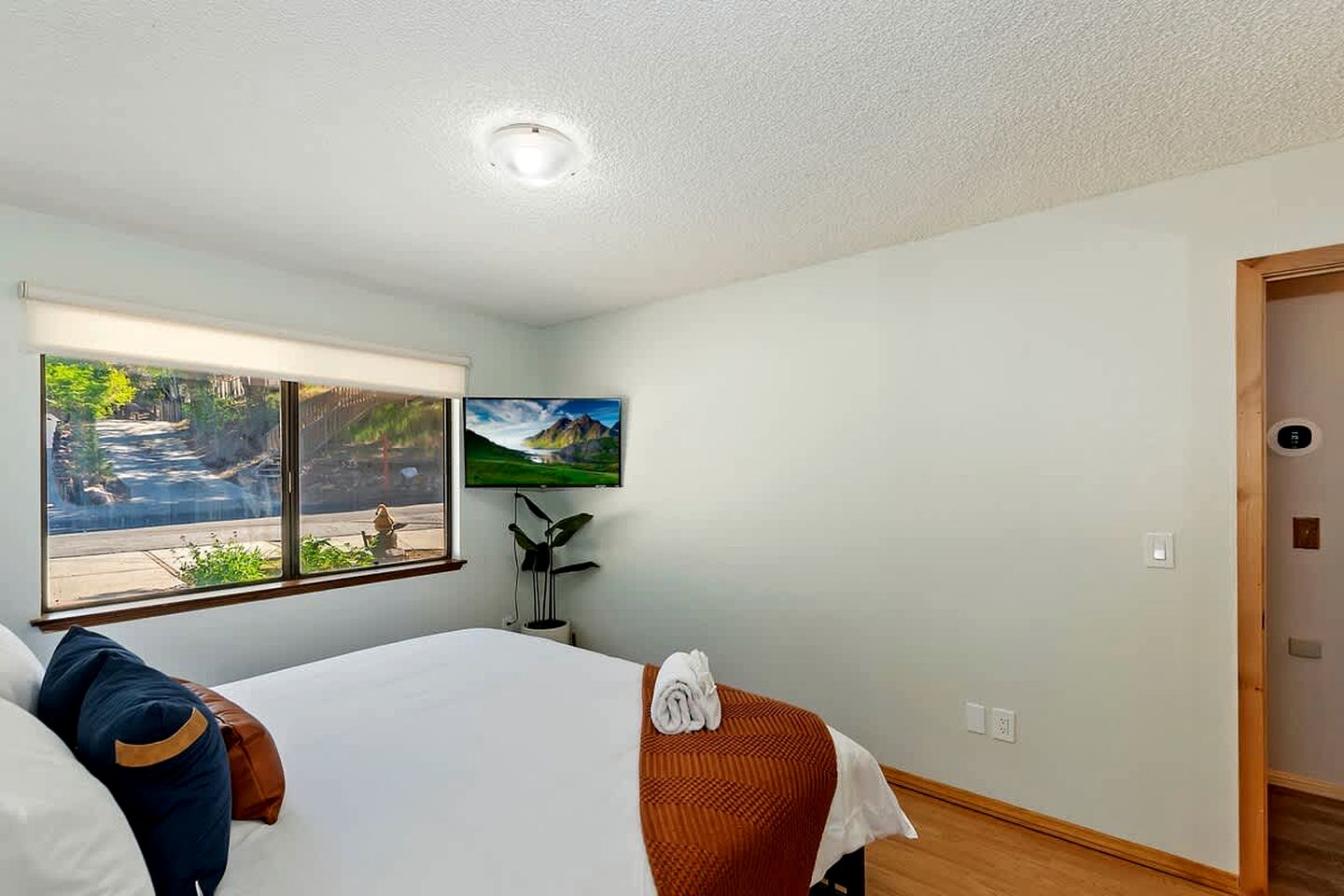 Cozy Mountain Cabin with Outdoor Spa, Bar, and Pool Table Near Big Bear Lake, CA