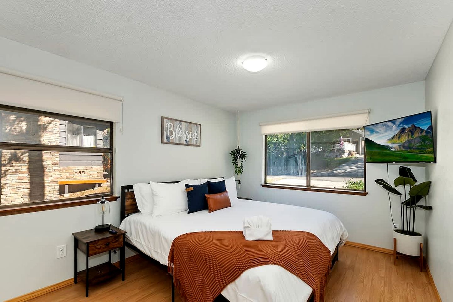 Cozy Mountain Cabin with Outdoor Spa, Bar, and Pool Table Near Big Bear Lake, CA