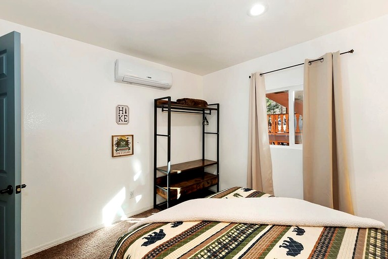 Cabins (United States of America, Big Bear Lake, California)