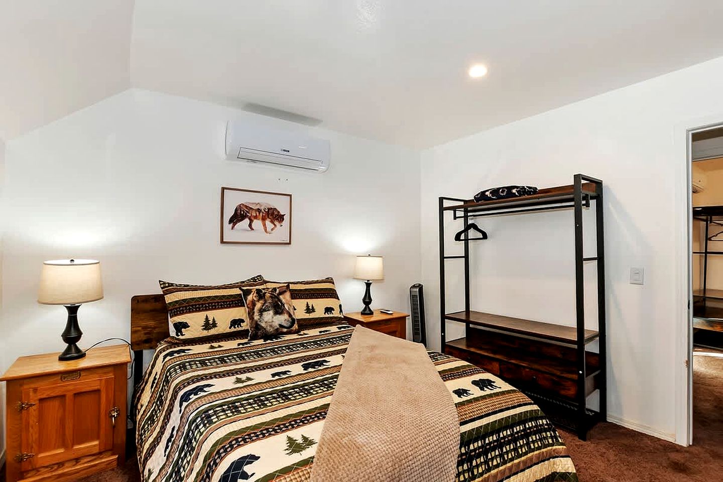 Mountain Bliss: Pet-Friendly Cabin Summit with Hot Tub in Big Bear Lake