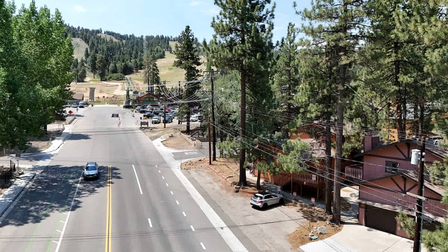 Mountain Bliss: Pet-Friendly Cabin Summit with Hot Tub in Big Bear Lake