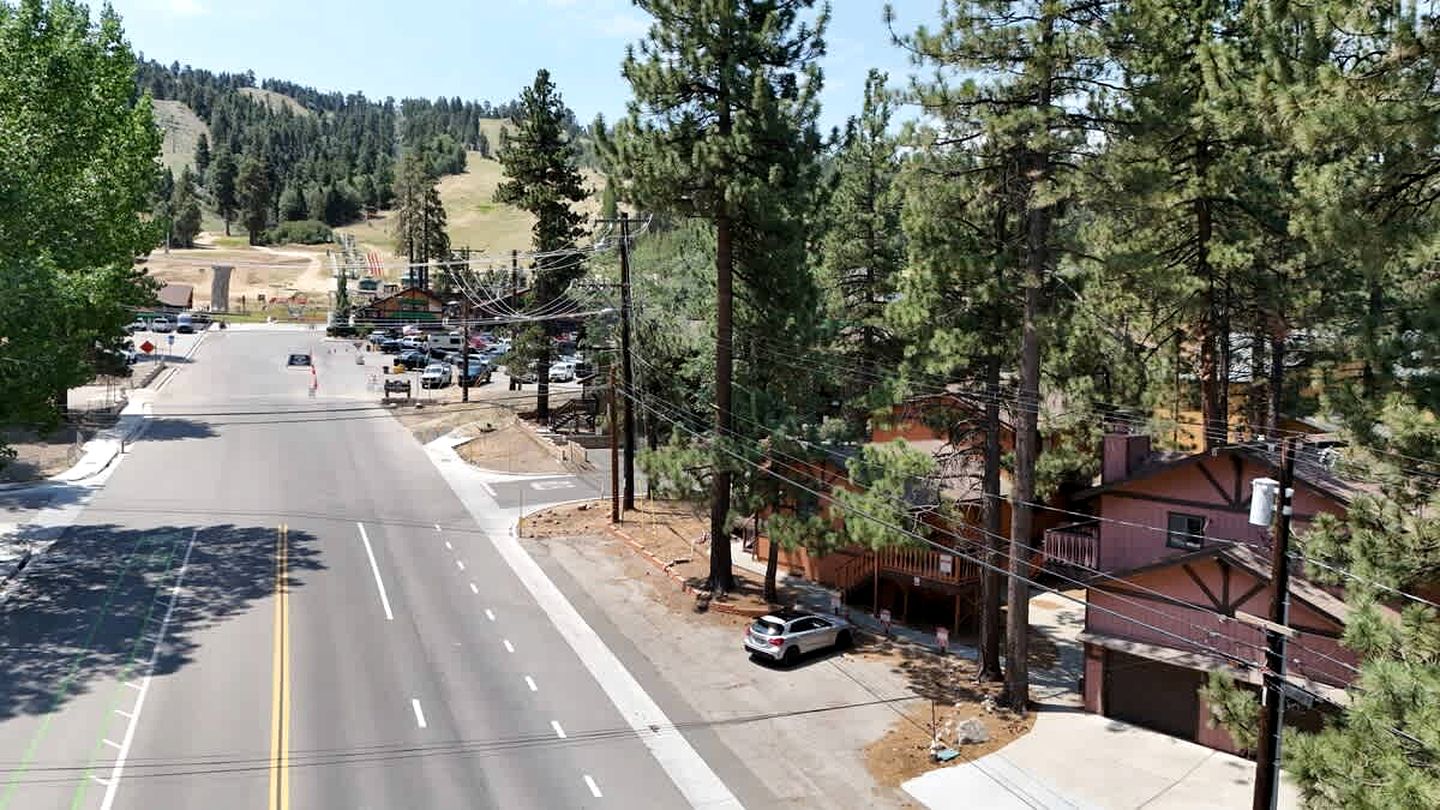 Mountain Bliss: Pet-Friendly Cabin Summit with Hot Tub in Big Bear Lake