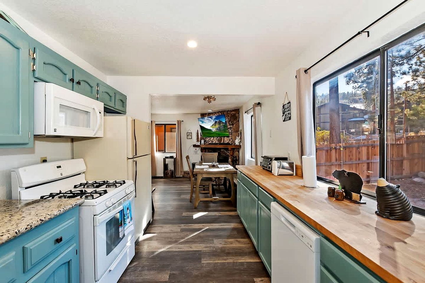 Mountain Bliss: Pet-Friendly Cabin Summit with Hot Tub in Big Bear Lake