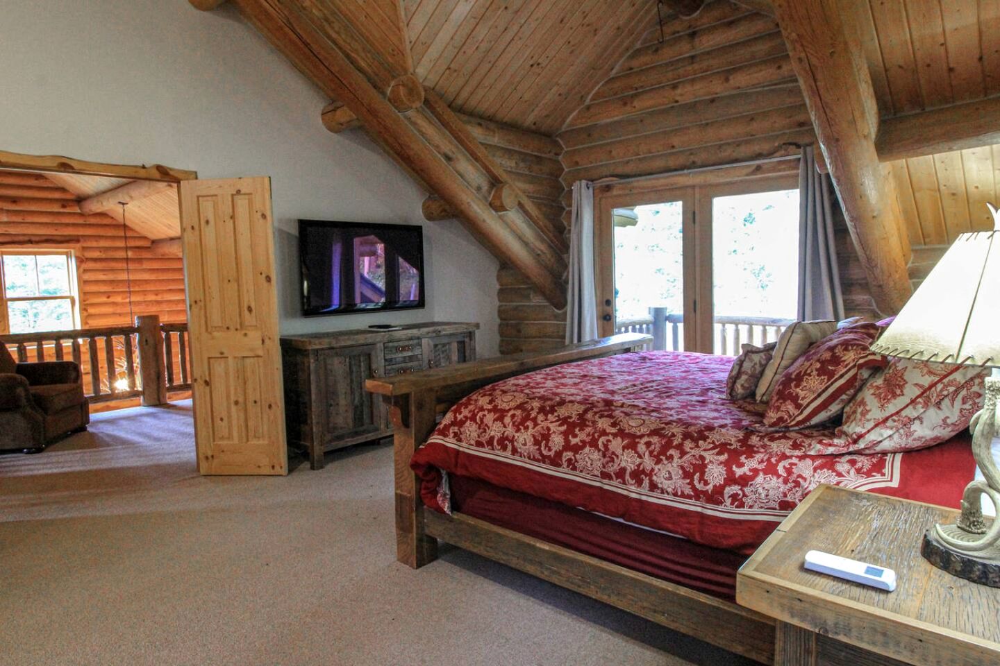 Mountain Cabin with Movie Screen and Pool Table in Montana