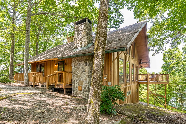 Mountain Cabin Nestle into the Woods in Sautee Nacoochee, Georgia