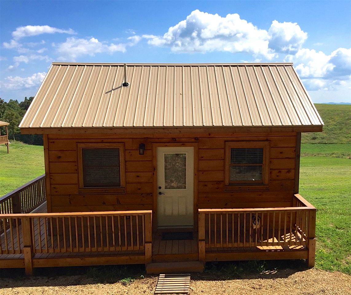 Charming Cabin Rental with Blue Ridge Mountain Views in Purlear, North Carolina