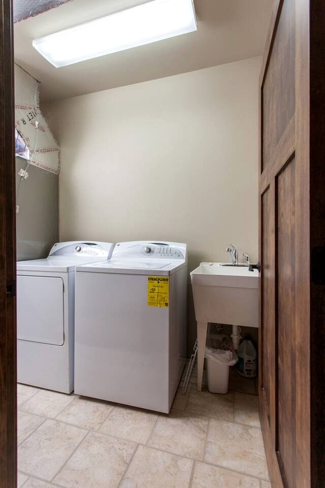 Family-Friendly Cabin Rental with Mountain Vistas near West Glacier, Montana