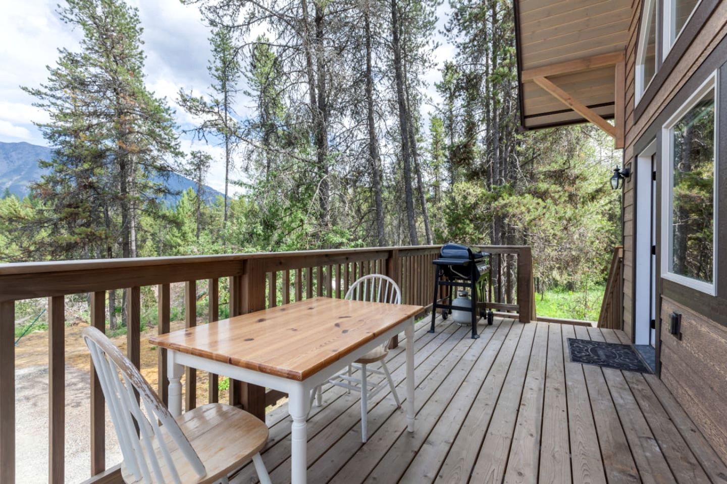 Family-Friendly Cabin Rental with Mountain Vistas near West Glacier, Montana