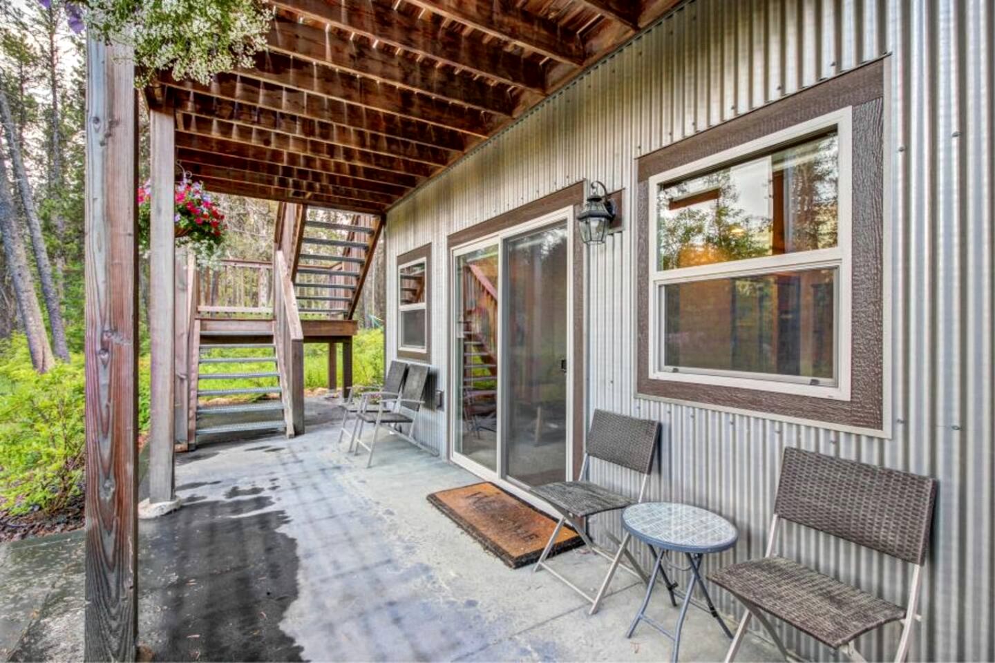 Family-Friendly Cabin Rental with Mountain Vistas near West Glacier, Montana