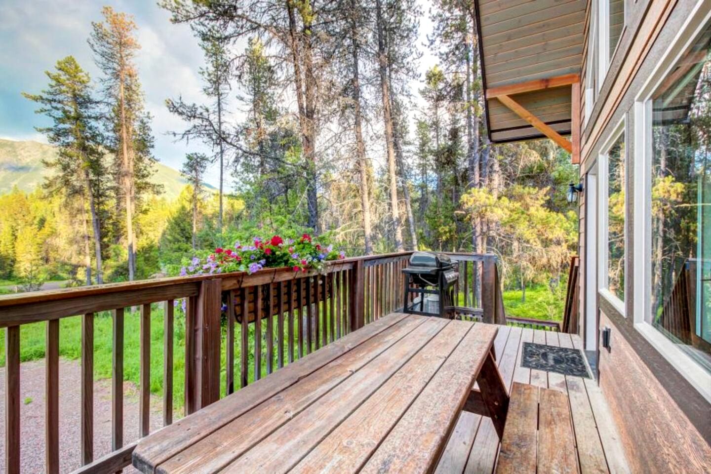 Family-Friendly Cabin Rental with Mountain Vistas near West Glacier, Montana