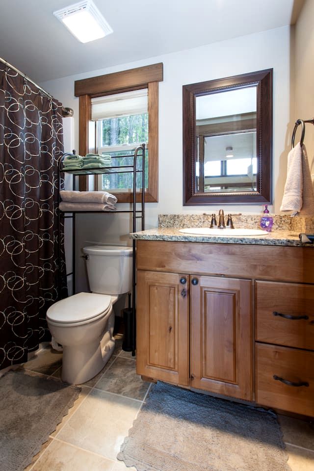 Family-Friendly Cabin Rental with Mountain Vistas near West Glacier, Montana